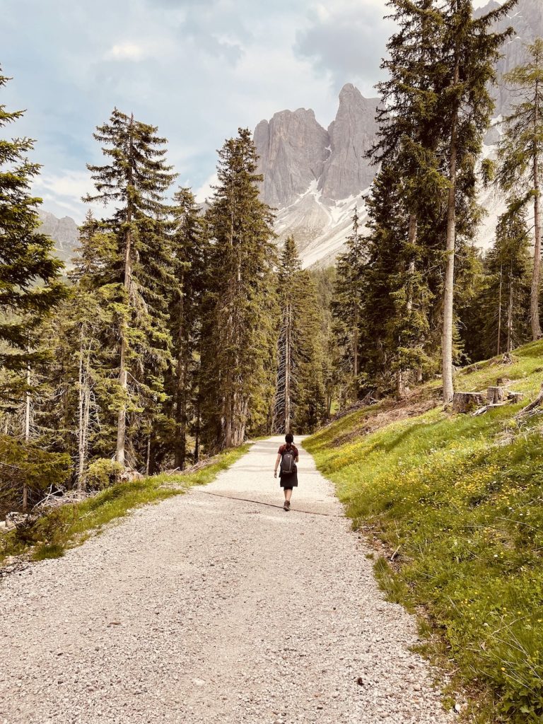 donna che cammina in un sentiero montano